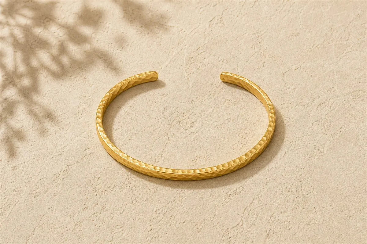 Iconique Bracelet Jonc Martelé Doré Édition Limitée